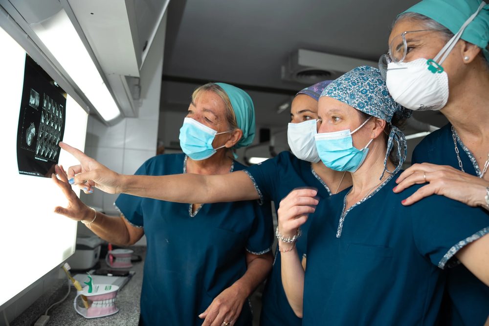 Equipo de KeepSmiling revisando una radiografía